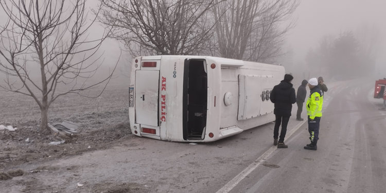 İşçi servis minibüsü buzlanan yolda devrildi; 9 yaralı
