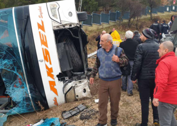 Isparta'da yolcu otobüsü devrildi; yaralılar var