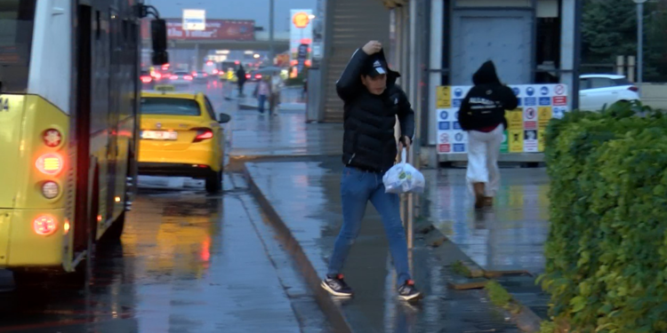 İstanbul'da sağanak yağış etkili oluyor 