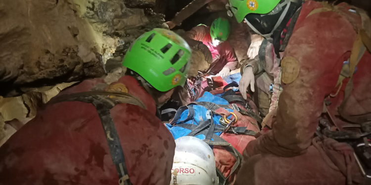İtalya'da mağarada 75 saat mahsur kalan araştırmacı kurtarıldı