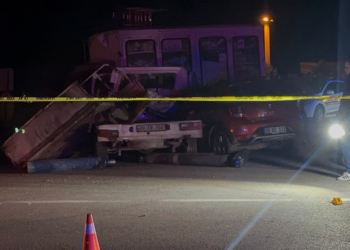 İzmir'de 3 araç kazaya karıştı; anne- oğul öldü, 4 yaralı