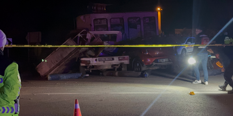 İzmir'de 3 araç kazaya karıştı; anne- oğul öldü, 4 yaralı