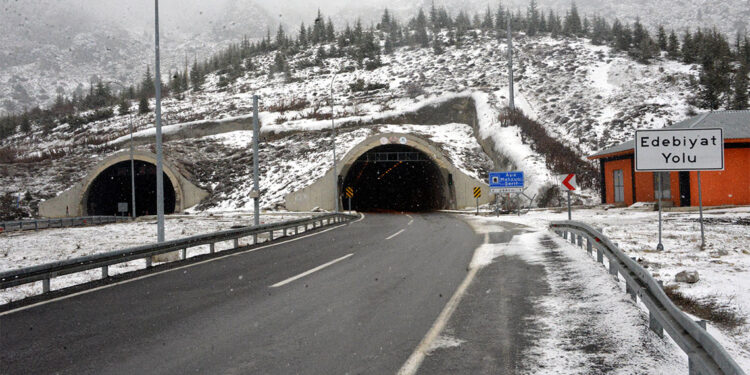 Aşık Mahzuni Şerif Tüneli 110 gün sonra trafiğe açıldı