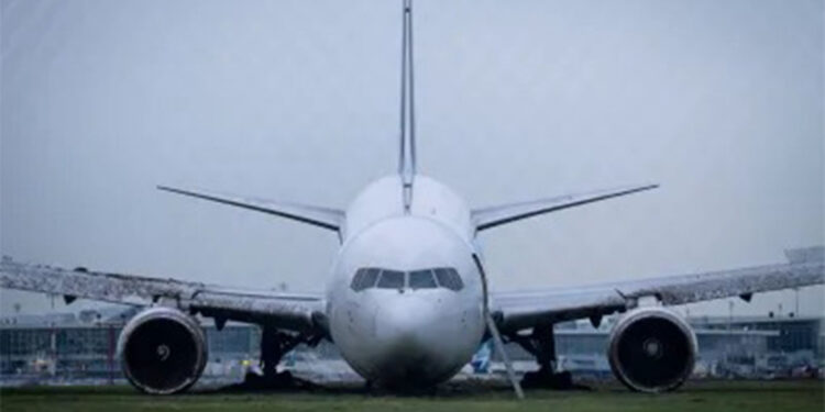 Kanada'da yolcu uçağı pistten çıkarak alev aldı