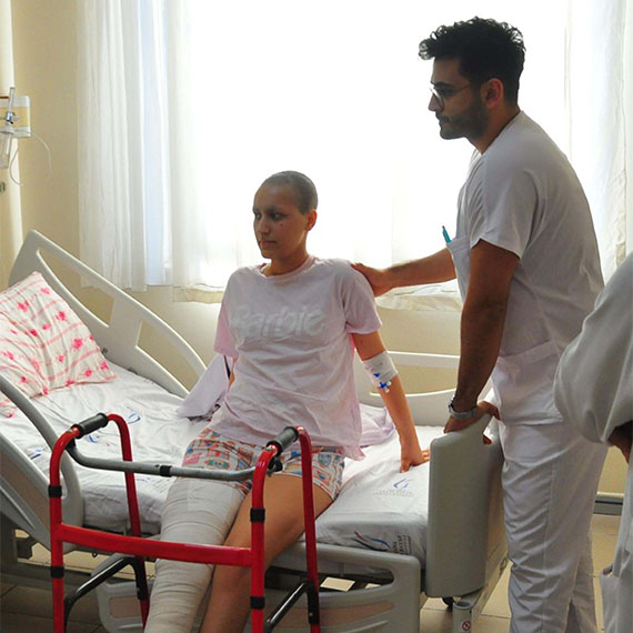 Manisa'da inşaat işçisi Ali Yaşar (45) ve ev hanımı Halime Yaşar'ın 3 çocuklarından en büyüğü Belda kanseri yenerek, ilk adımını attı.