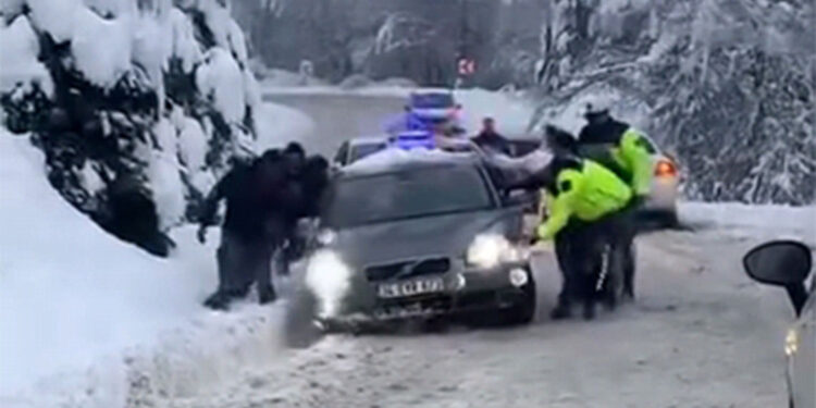 Yolda mahsur kalan sürücülere jandarma ekipleri yardım etti