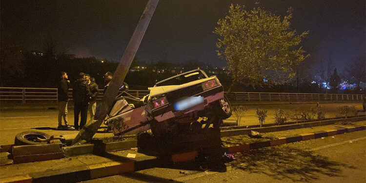 Aydınlatma direğine çarpan otomobildeki 2 kişi ağır yaralandı