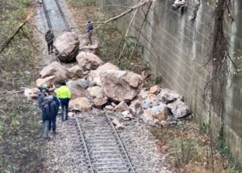Karabük'te heyelan nedeniyle demir yolu ulaşıma kapandı