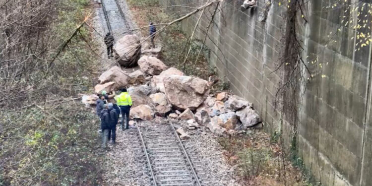 Karabük'te heyelan nedeniyle demir yolu ulaşıma kapandı