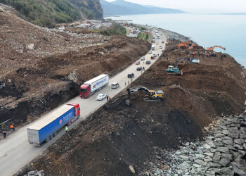 Karadeniz Sahil Yolu'nda heyelanın izleri siliniyor