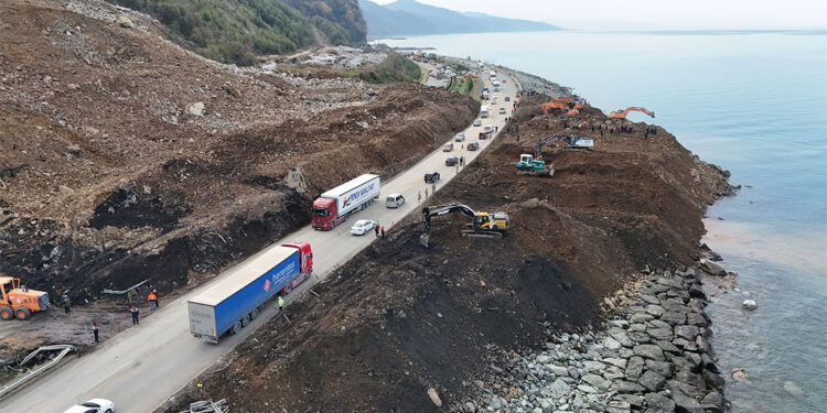 Karadeniz Sahil Yolu'nda heyelanın izleri siliniyor