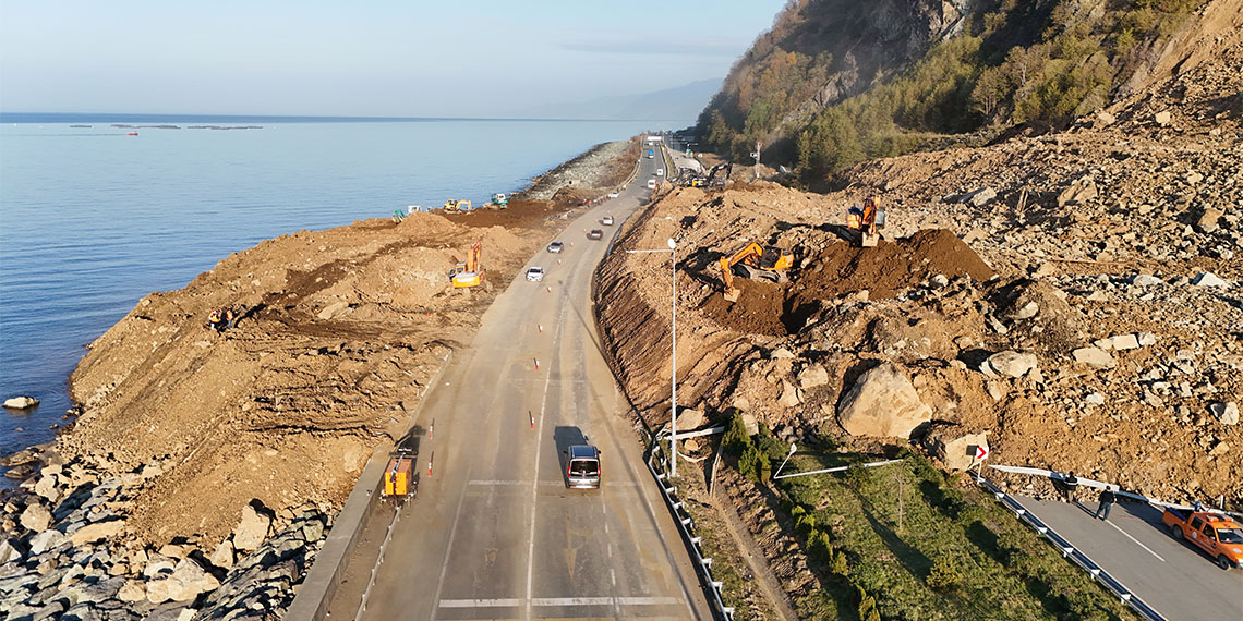 Artvin'in Arhavi ilçesinde otomobilde toprak altında kalan 4 kişinin hayatını kaybettiği heyelan sonrası ciddi hasar gören Karadeniz Sahil Yolu'nda heyelanın izleri silinmeye çalışılıyor.