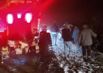 Karda mahsur kalan 3 otomobil ve 1 servis aracı kurtarıldı