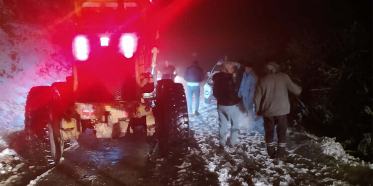 Karda mahsur kalan 3 otomobil ve 1 servis aracı kurtarıldı