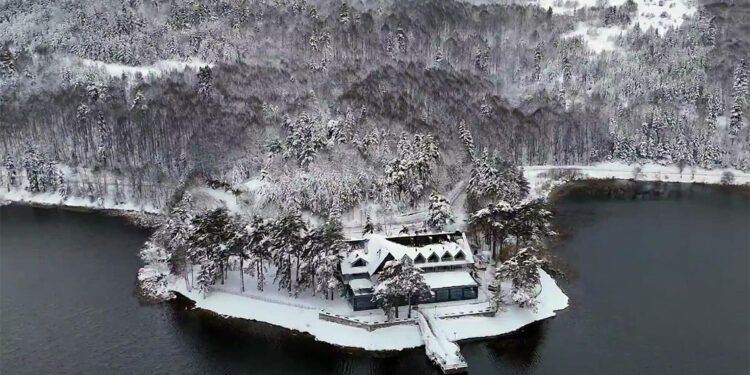 Karla kaplanan Abant Gölü'nde eşsiz manzara