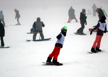 Karla kaplı pistlerde kayak ve snowboard keyfi