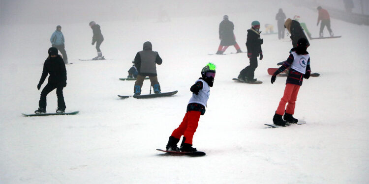Karla kaplı pistlerde kayak ve snowboard keyfi