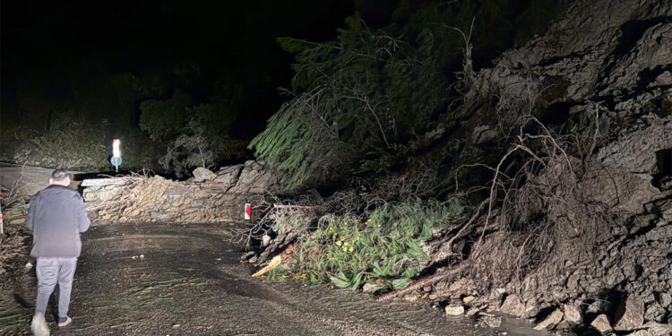 Kastamonu'da heyelan; sahil yolu ulaşıma kapandı