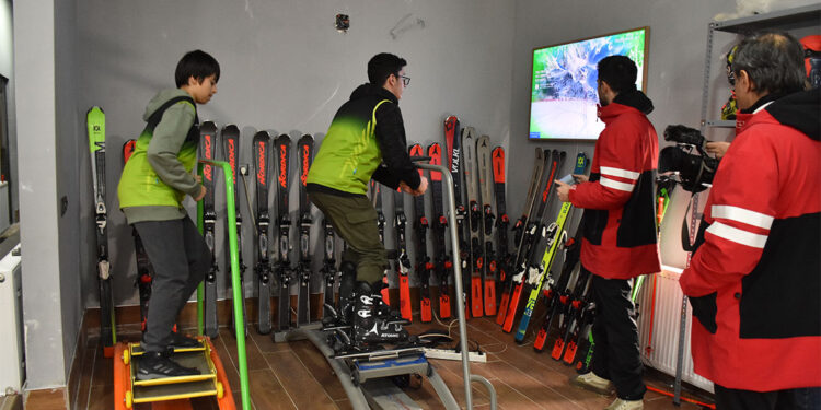 Kayak takımı, yarışmalara salonda simülatörle hazırlanıyor