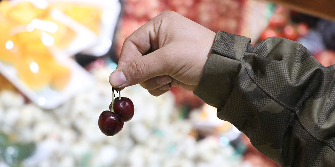 Hava sıcaklığının gece saatlerinde eksi 10 dereceye kadar düştüğü Kayseri'de yaz meyvesi erik ve kirazın fiyatı çeyrek altını geçti.