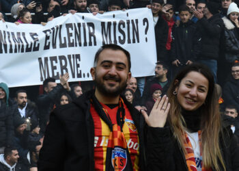 Kayserispor-Galatasaray maçında evlilik teklifi
