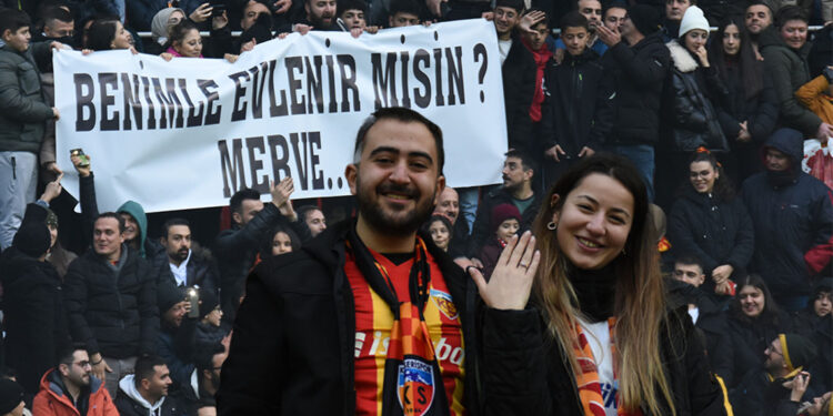 Kayserispor-Galatasaray maçında evlilik teklifi