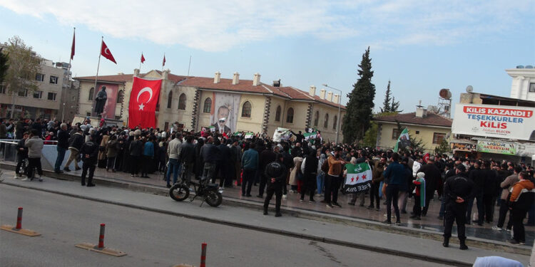 Kilis'te yaşayan Suriyeliler kutlama yaptı