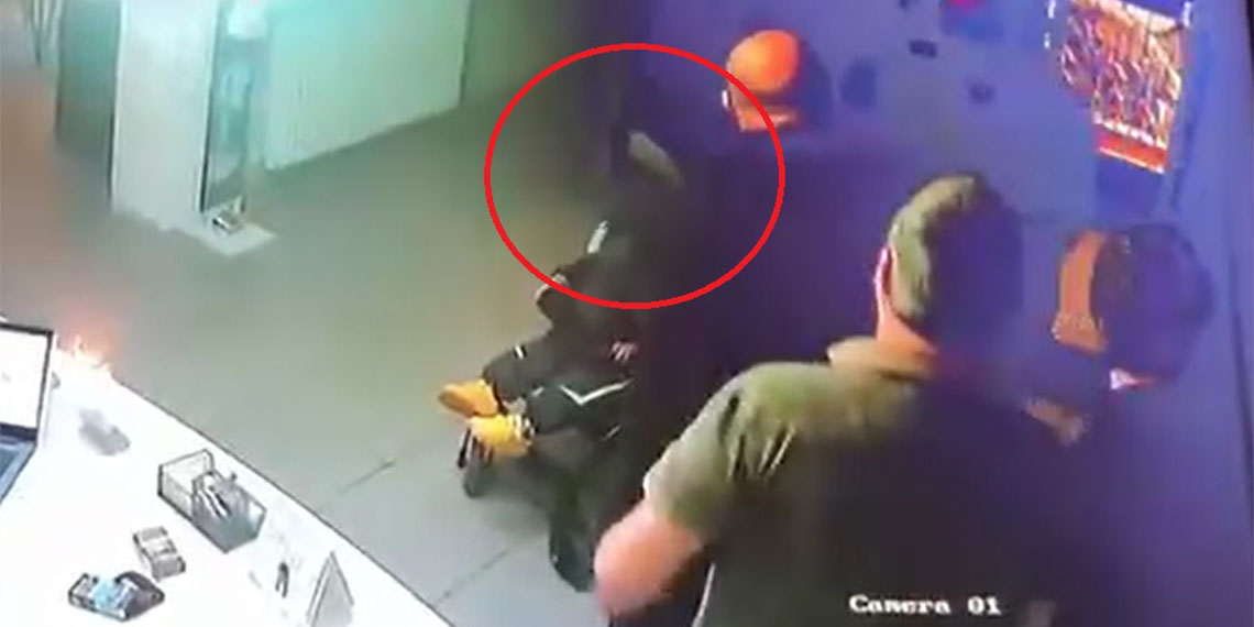 Klinikte yüksek sesle konuşup küfreden Suriyeli kadın diş hekimini bıçakladı; O anlar kliniğin güvenlik kamerasına yansıdı.