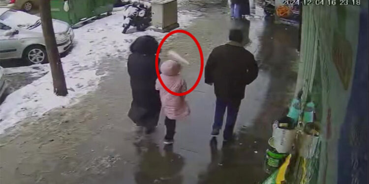 Kombinin bacasındaki buz sarkıtı 3 kişinin önüne düştü