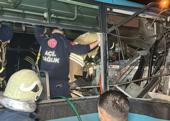Kütahya'da halk otobüsü TIR ve otomobile çarptı