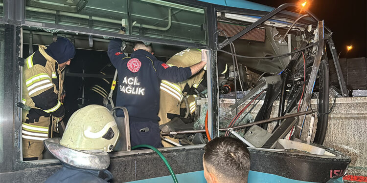 Kütahya'da halk otobüsü TIR ve otomobile çarptı