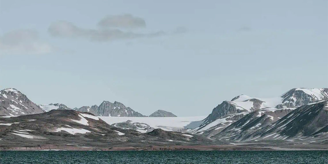 Bilim insanlarının yaptığı yeni bir araştırmaya göre; Kuzey Kutbu ilk buzsuz gününü 2027 yazında yaşayabilir.