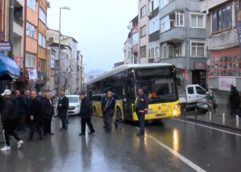 Kağıthane'de İETT otobüsü çöken yolda kaldı
