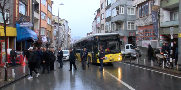 Kağıthane'de İETT otobüsü çöken yolda kaldı