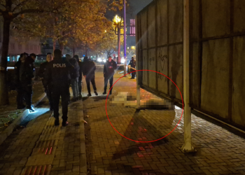Kaldırımda bekleyen kadını tabancayla öldürüp intihar etti
