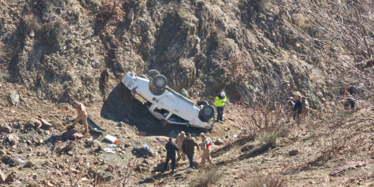 Kamyonet uçuruma yuvarlandı; 1 ölü, 3'ü ağır 6 yaralı
