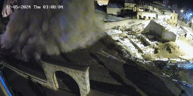 Kapadokya'da peribacasının yıkılma anı kamerada