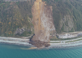 Karadeniz Sahil Yolu'nda heyelanın izleri siliniyor; 1 araç aranıyor