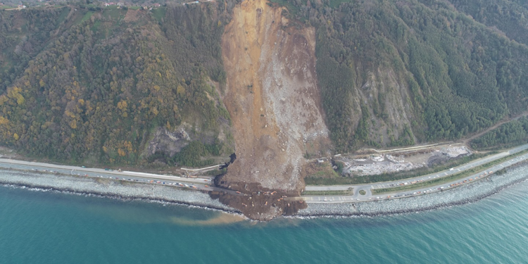 Karadeniz Sahil Yolu'nda heyelanın izleri siliniyor; 1 araç aranıyor