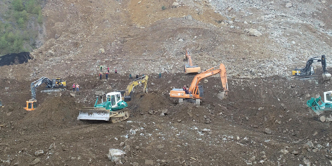 Karadeniz Sahil Yolu'nda heyelanın izleri siliniyor; 1 araç aranıyor