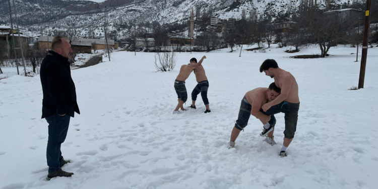 Karda güreş provası