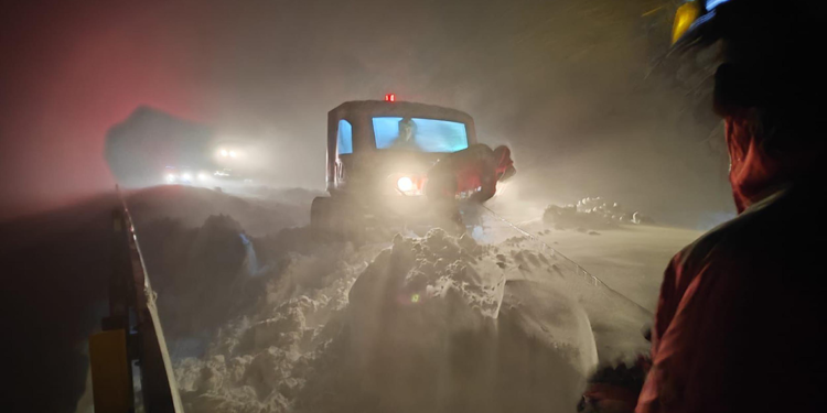 Karda mahsur kalan 6 kişi, 8 saatlik çalışma ile kurtarıldı