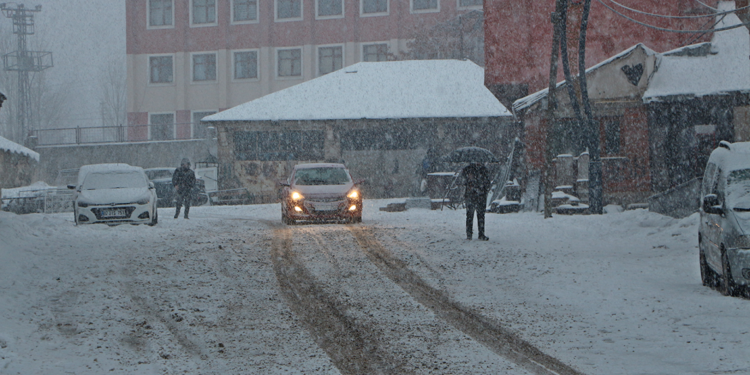 Karlıova'da 7 köy yolu ulaşıma kapandı