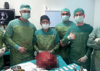 Karnından 13 kiloluk kitle çıkarıldı