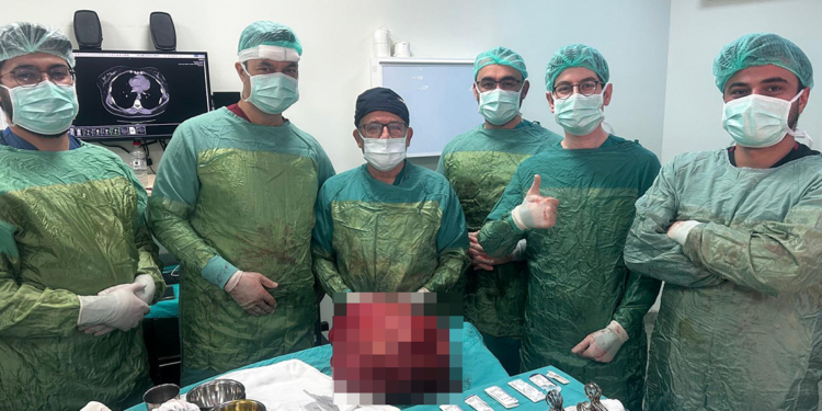 Karnından 13 kiloluk kitle çıkarıldı