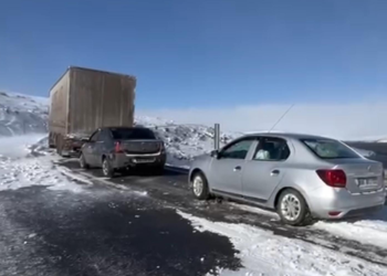 Kars'ta çok sayıda sürücü araçları ile karda mahsur kaldı