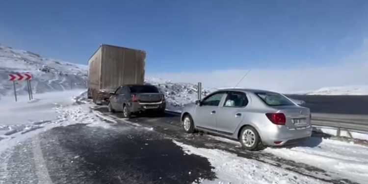 Kars'ta çok sayıda sürücü araçları ile karda mahsur kaldı