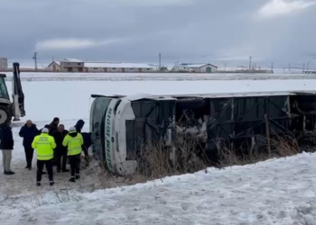 Kars'ta yolcu otobüsü şarampole yuvarlandı: 23 yaralı