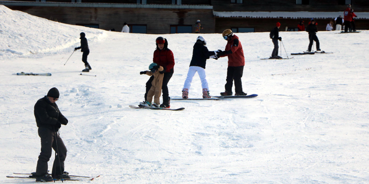 Kartalkaya'da kayak sezonu açıldı; kar kalınlığı 1 metre