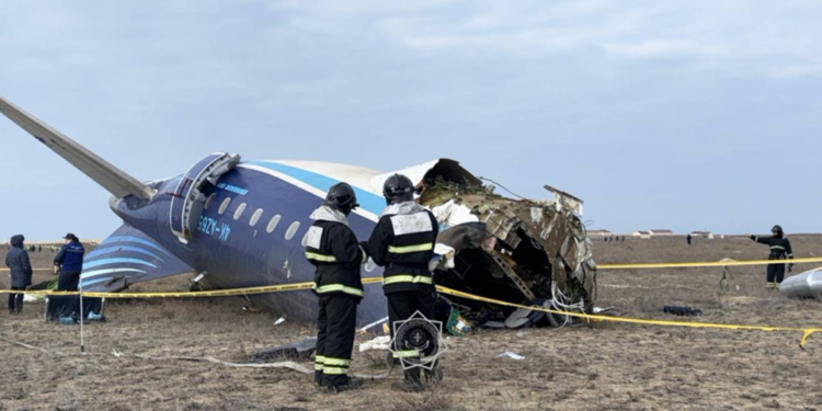 Kazakistan'da düşen uçaktan 32 kişi kurtuldu